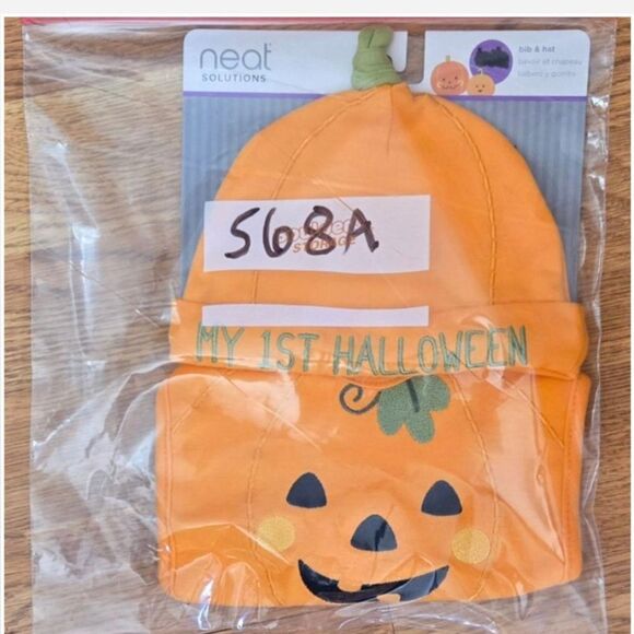 New Baby Orange Pumpkin Halloween Bib & Hat Set - Picture 13 of 13